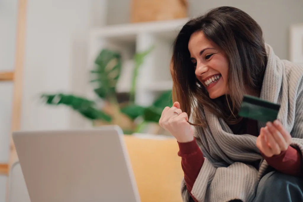 Mujer feliz comprando informe comercial online